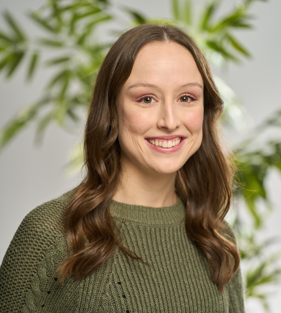 A headshot of Emily Kinnaird smiling