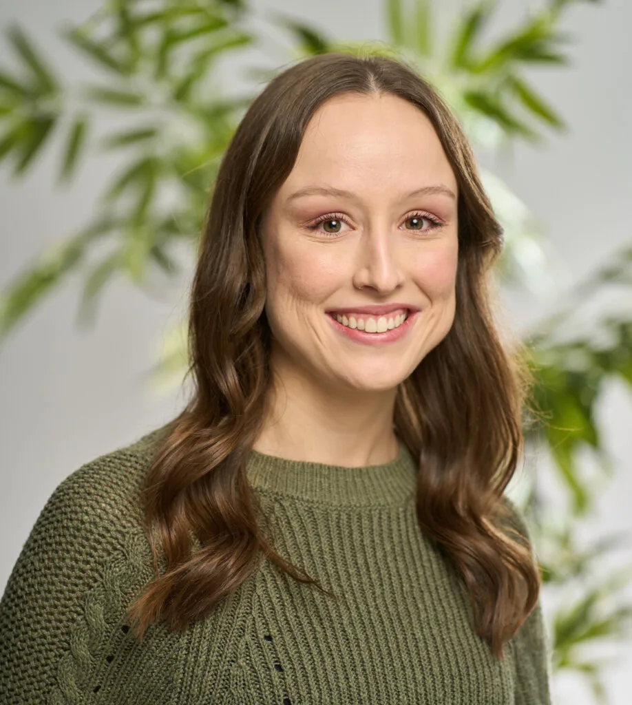 A headshot of Emily Kinnaird smiling
